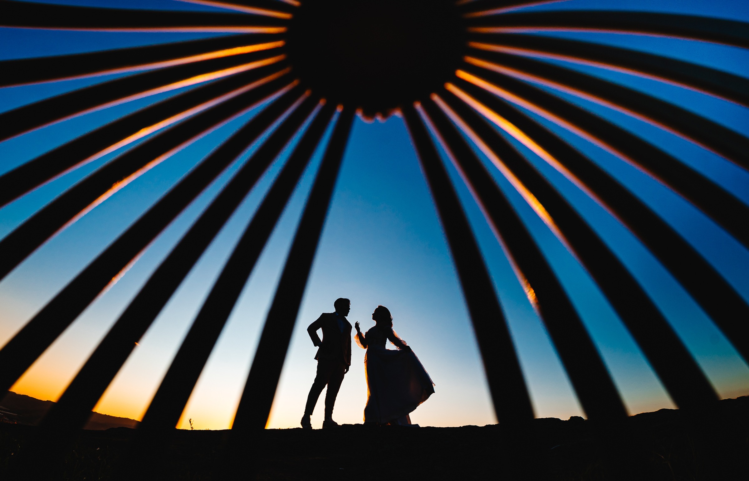 Noivos em momento romantico
